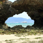 石垣島「川平ビーチ」ハート形岩礁と難破船