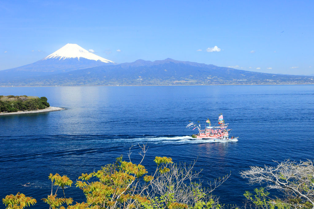 沼津市「大瀬まつり」富士を背景に帰港する祭り船