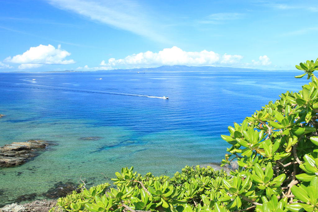 石垣島「御神埼」遠く西表島を望む