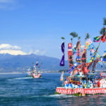 沼津市「大瀬まつり」大瀬崎の向け祭り船の出航