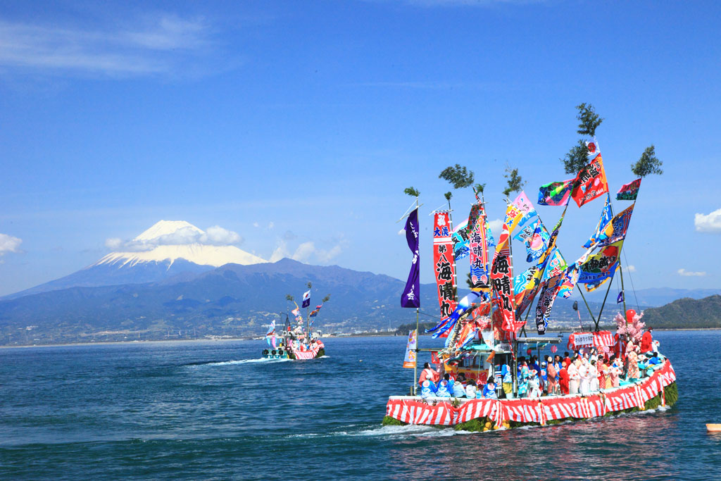沼津市「大瀬まつり」祭り船と富士山