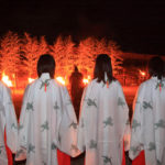 下田市「白浜神社例大祭」かがり火に赤く染まる巫女