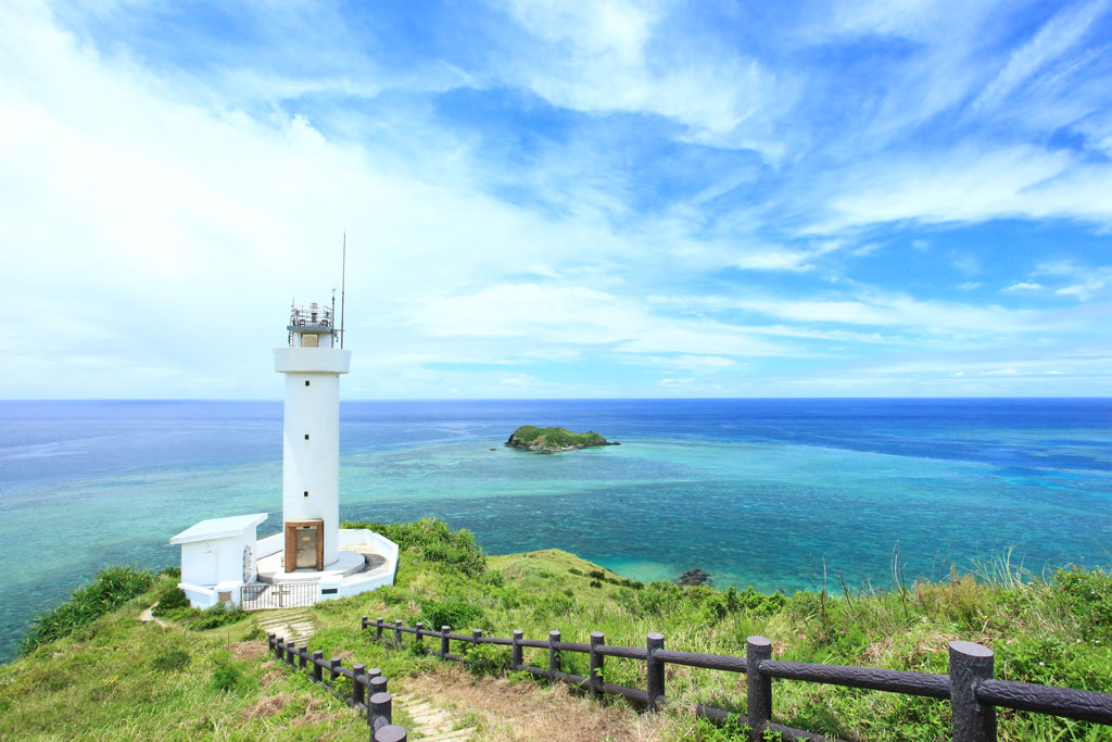 石垣島「平久保埼灯台」青に染まる灯台