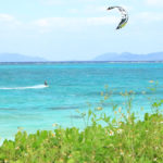 石垣島「川平ビーチ」サンゴ礁を疾走するパラセール