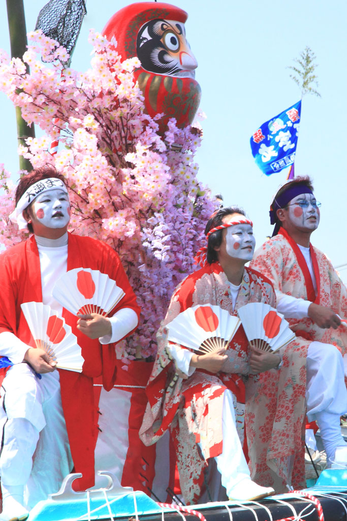 沼津市「大瀬まつり」祭り船上の若衆のポーズ