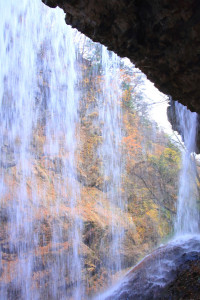 「松川渓谷」雷滝の裏側の「裏見の滝」