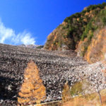 四季の風景「高瀬渓谷」秋のロックフェルダムの景観