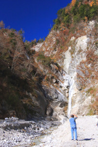長野県「高瀬渓谷」白い岩肌の「濁沢の滝」