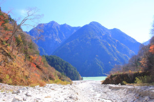 長野県「高瀬渓谷」遠く高瀬ダム湖を望む
