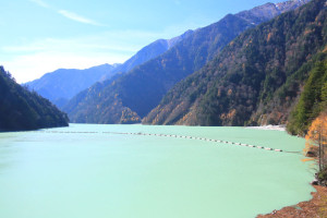 長野県「高瀬渓谷」乳緑色の高瀬ダム湖
