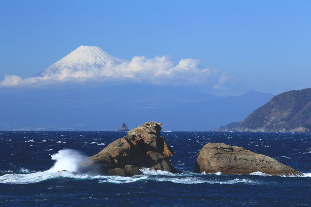 伊豆松崎町雲見温泉「浮き富士」