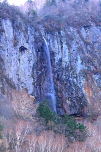 長野県「米子大瀑布」女性的な「不動滝」