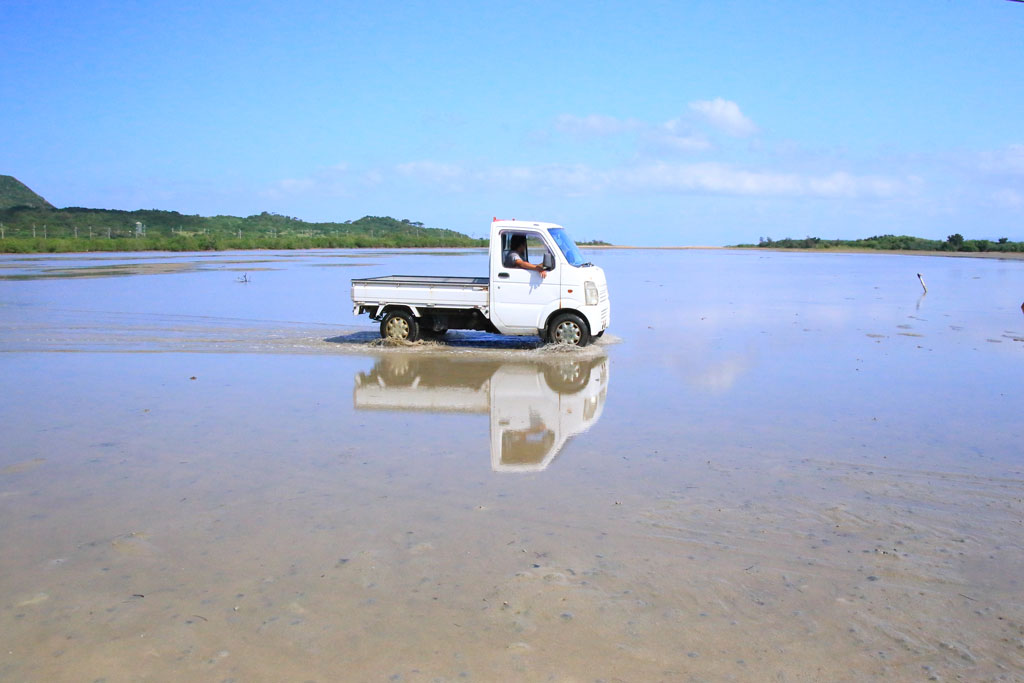 八重山諸島「由布島」浅瀬を走る軽トラック