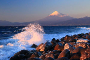 伊豆富士山絶景「沼津市戸田」赤く染まる波頭と富士