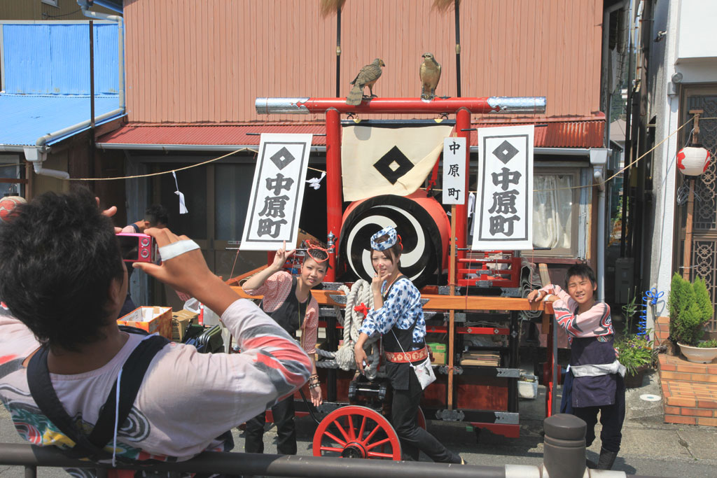下田市「下田太鼓祭り」大太鼓前の記念撮影
