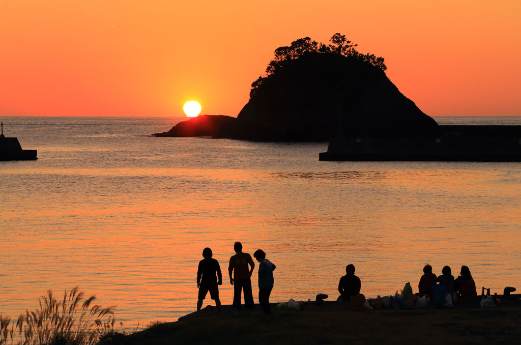 西伊豆「仁科港」若人と夕景