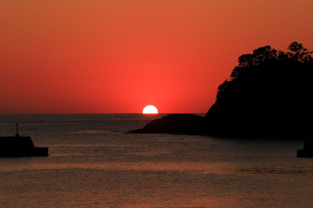 西伊豆「仁科港」水平線に沈む夕日