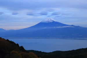 伊豆富士山絶景「達磨山」独特の雲を頂く富士