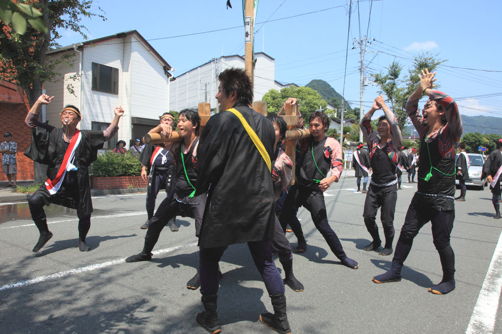 下田市「下田太鼓祭り」小神輿の練り歩き