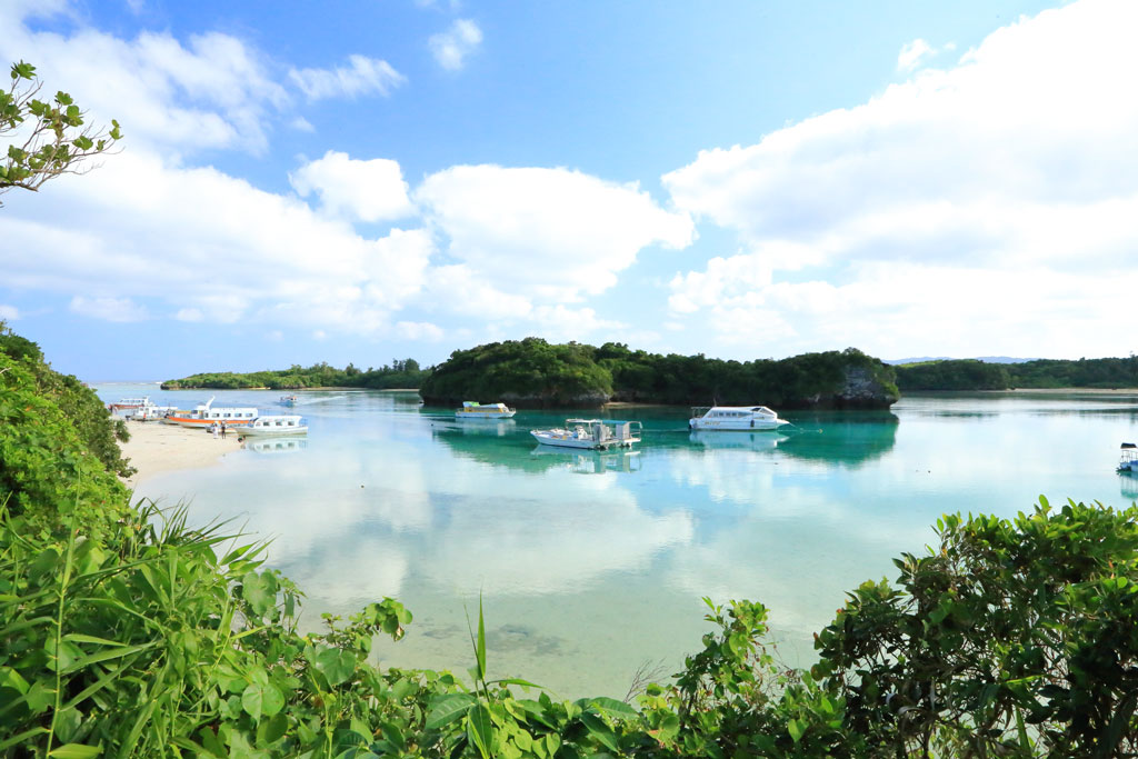 八重山諸島石垣島「川平湾」空が映えるライトブルーの湾内