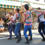 下田市「下田太鼓祭り」お店の前で神輿踊り