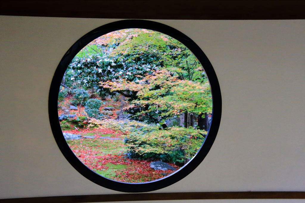 京都「源光庵」紅葉の「悟りの窓」