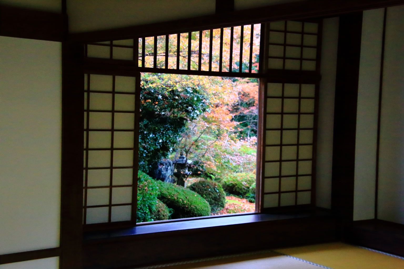 京都「源光庵」紅葉の「迷いの窓」