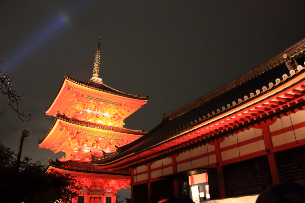 京都「清水寺」三重塔のライトアップ