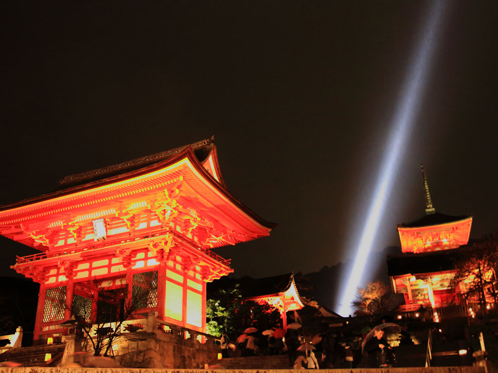 京都「清水寺」山門のライトアップ