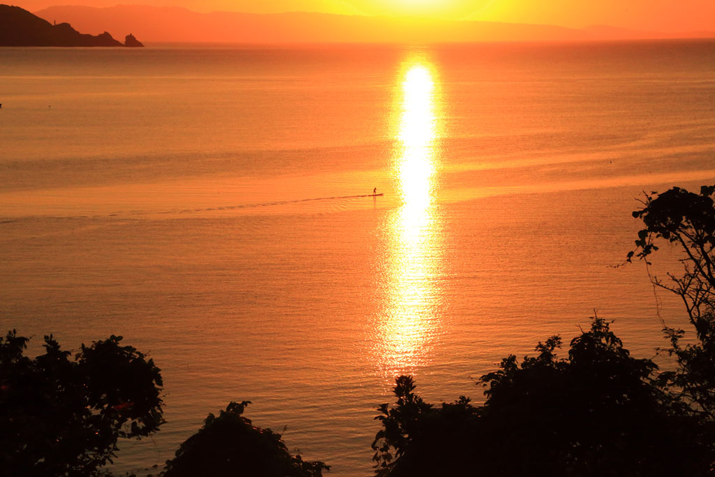石垣島「底地ビーチ」夕日の光線を横切るＳＡＰ