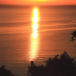 石垣島「崎枝湾」夕日の光線を横切るＳＡＰ