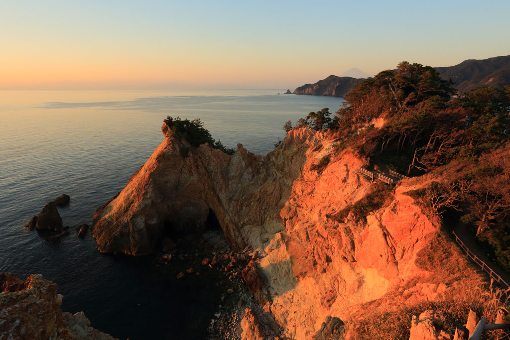 西伊豆「黄金崎(こがねさき)」赤く染まる断崖
