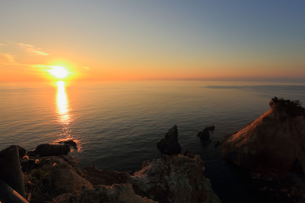 西伊豆「黄金崎(こがねさき)」展望台下からの夕日
