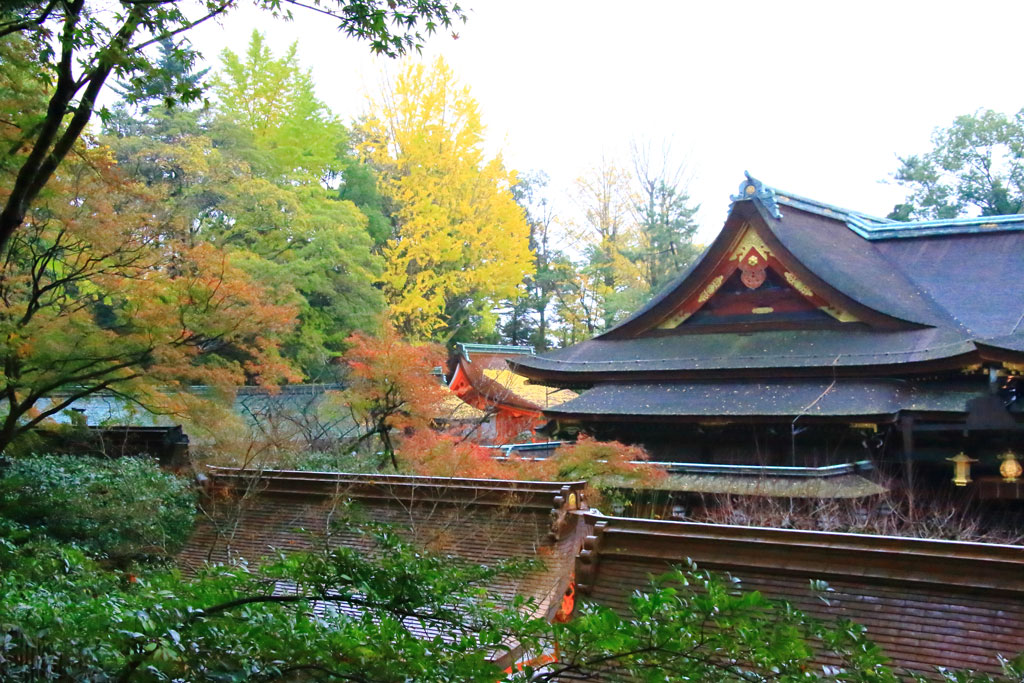 京都「北野天満宮」牛舎・絵馬掛所からの本堂