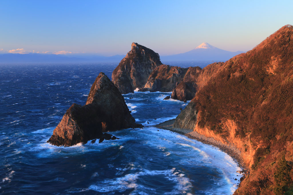 伊豆松崎町「千貫門」夕日に染まる千貫門と富士