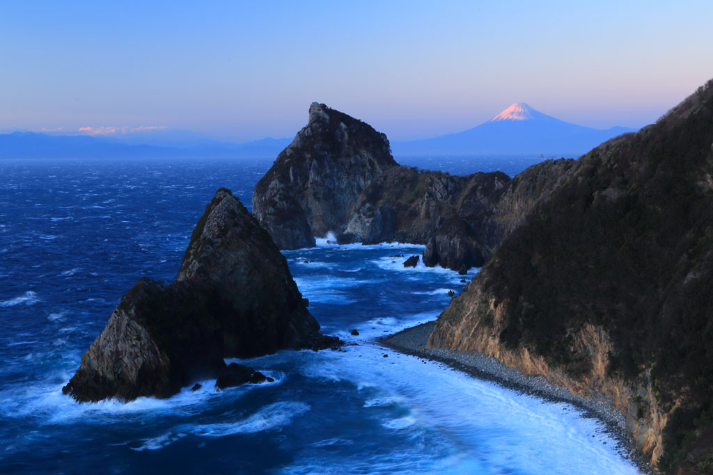 伊豆松崎町「千貫門」夕暮れに赤く染まる富士